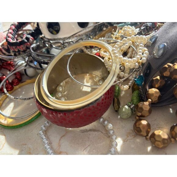 Vintage & Modern Fashion Jewelry Lot Of Mixed Bracelets Bangles & More 2.8 lbs - Picture 8 of 9